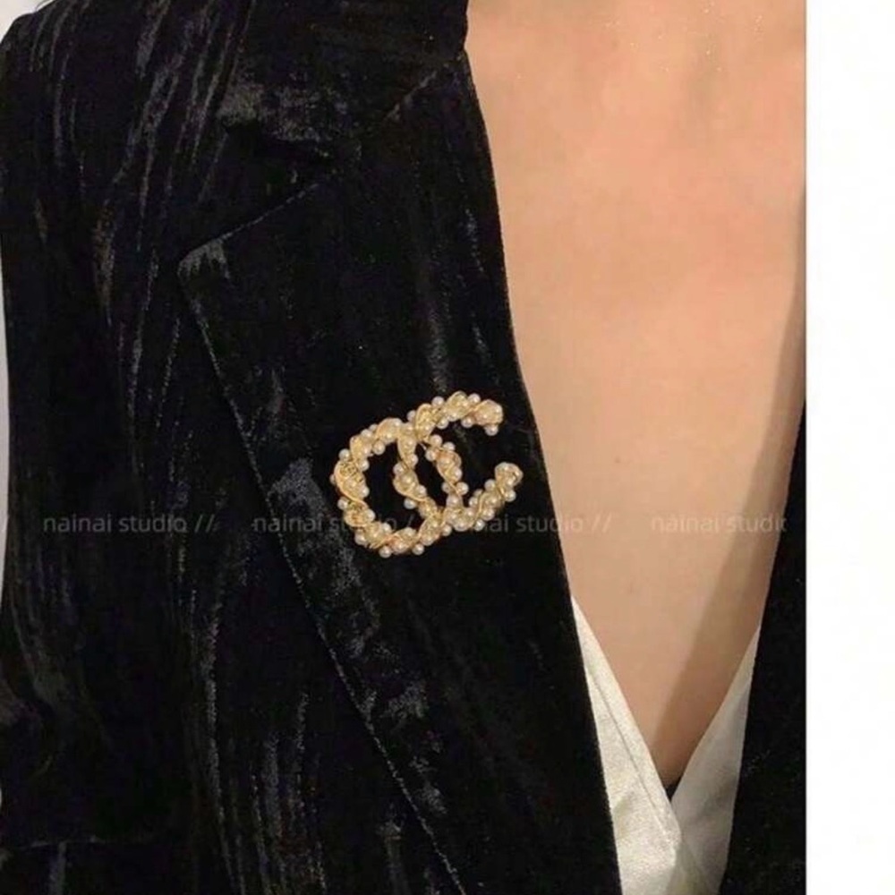 NWT Luxurious Gold and Pearl C C Design Interlocking Brooch